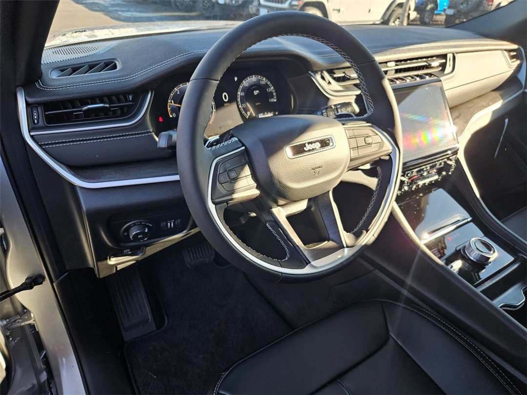 2025 Jeep Grand Cherokee Limited - Image 13