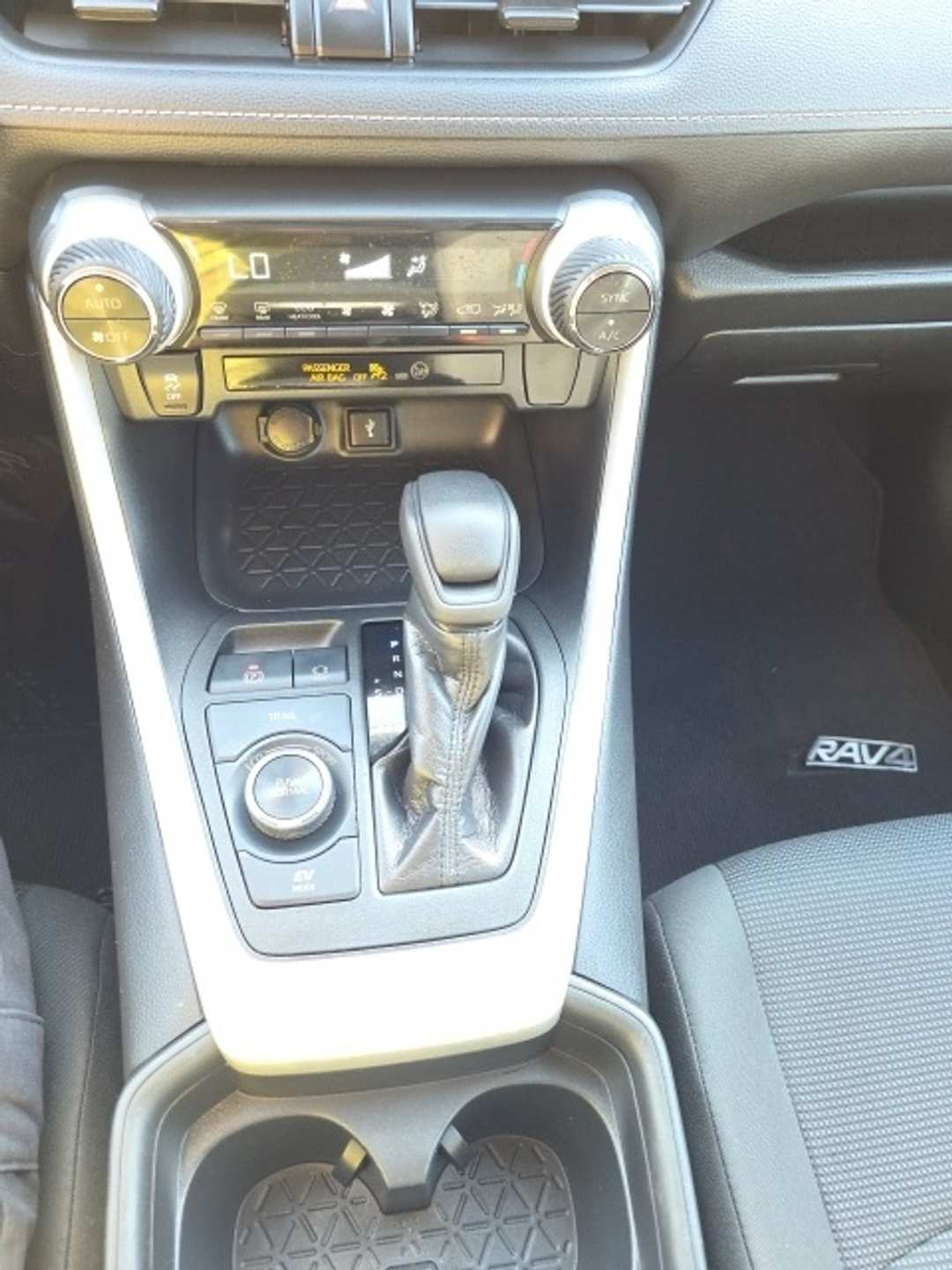 2020 Toyota Rav4 LE - Image 20