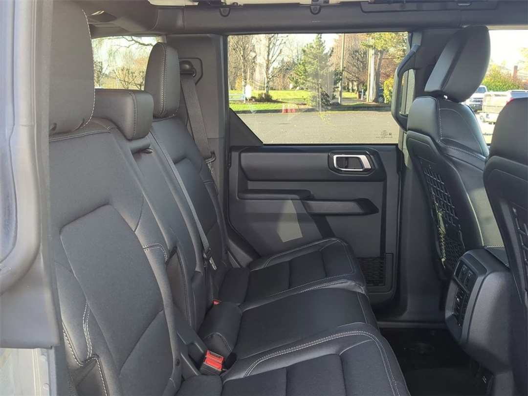 2025 Ford Bronco Badlands - Image 26