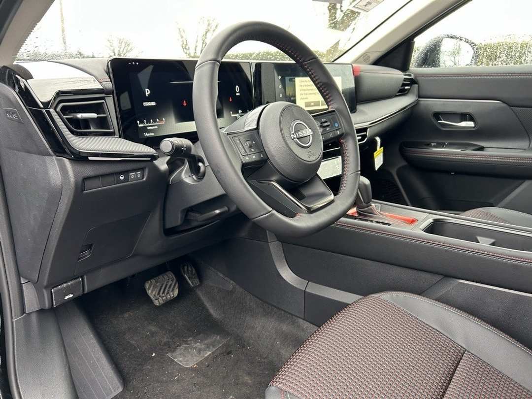 2025 Nissan Kicks SR - Image 11