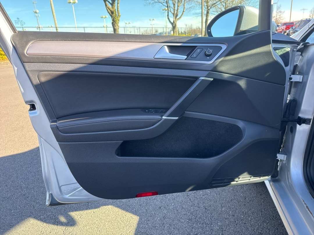 2015 Volkswagen E-Golf SEL Premium - Image 11