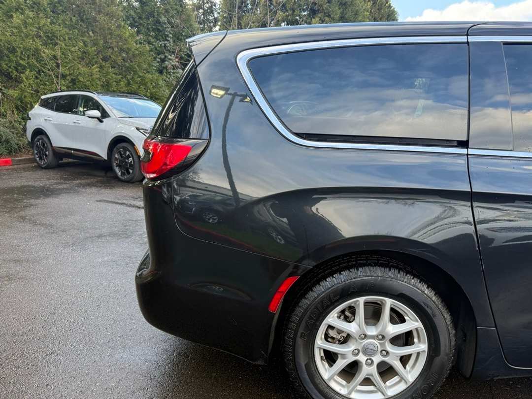 2023 Chrysler Pacifica Touring L - Image 13