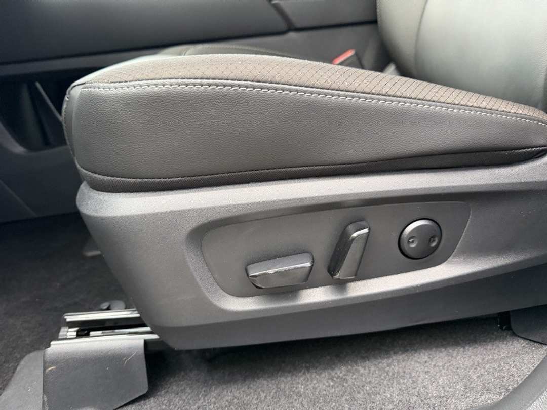 2025 Nissan Pathfinder SL - Image 13