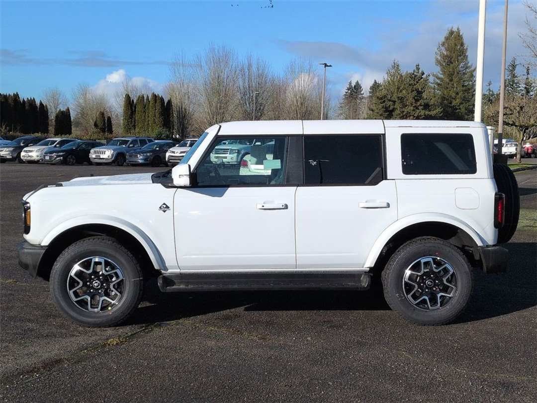 2025 Ford Bronco Outer Banks - Image 2