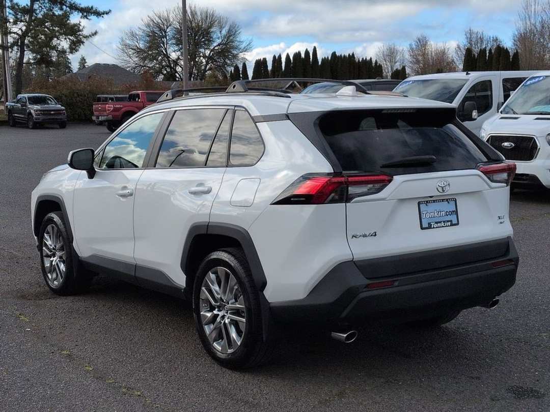2019 Toyota Rav4 XLE Premium - Image 3