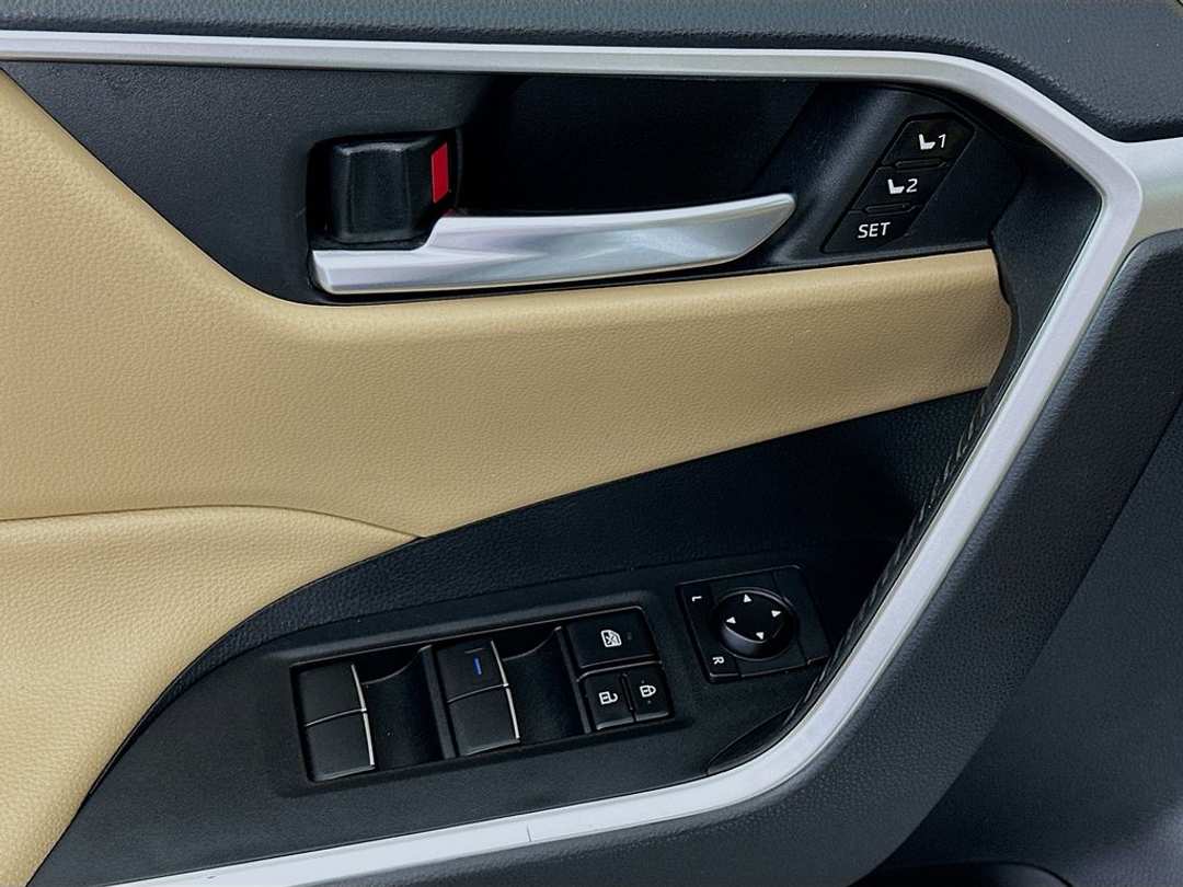 2020 Toyota Rav4 XLE Premium - Image 19