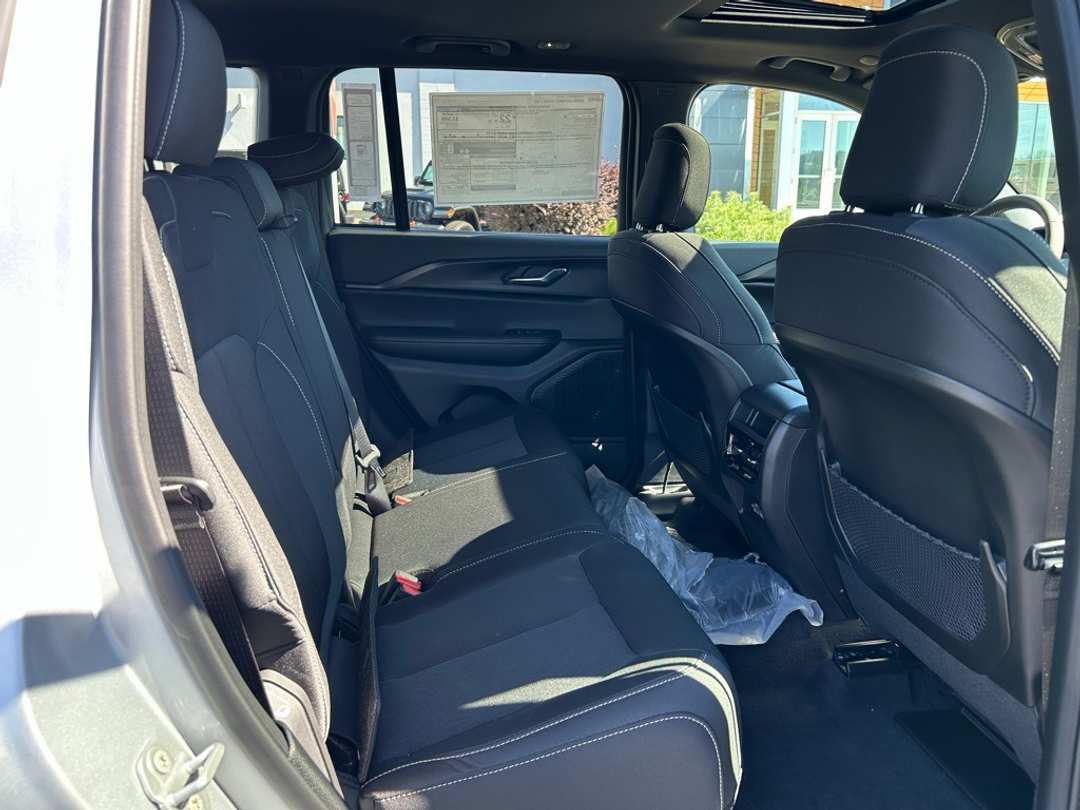 2025 Jeep Grand Cherokee Laredo X - Image 29