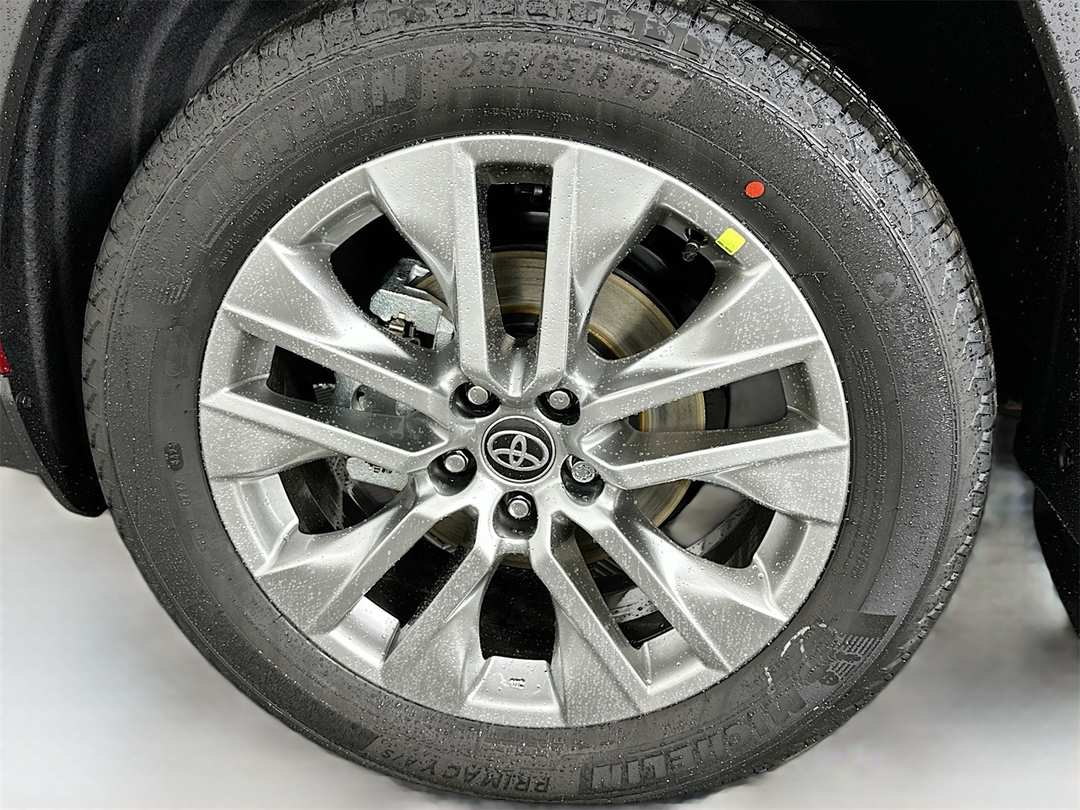 2025 Toyota Rav4 XLE Premium - Image 32