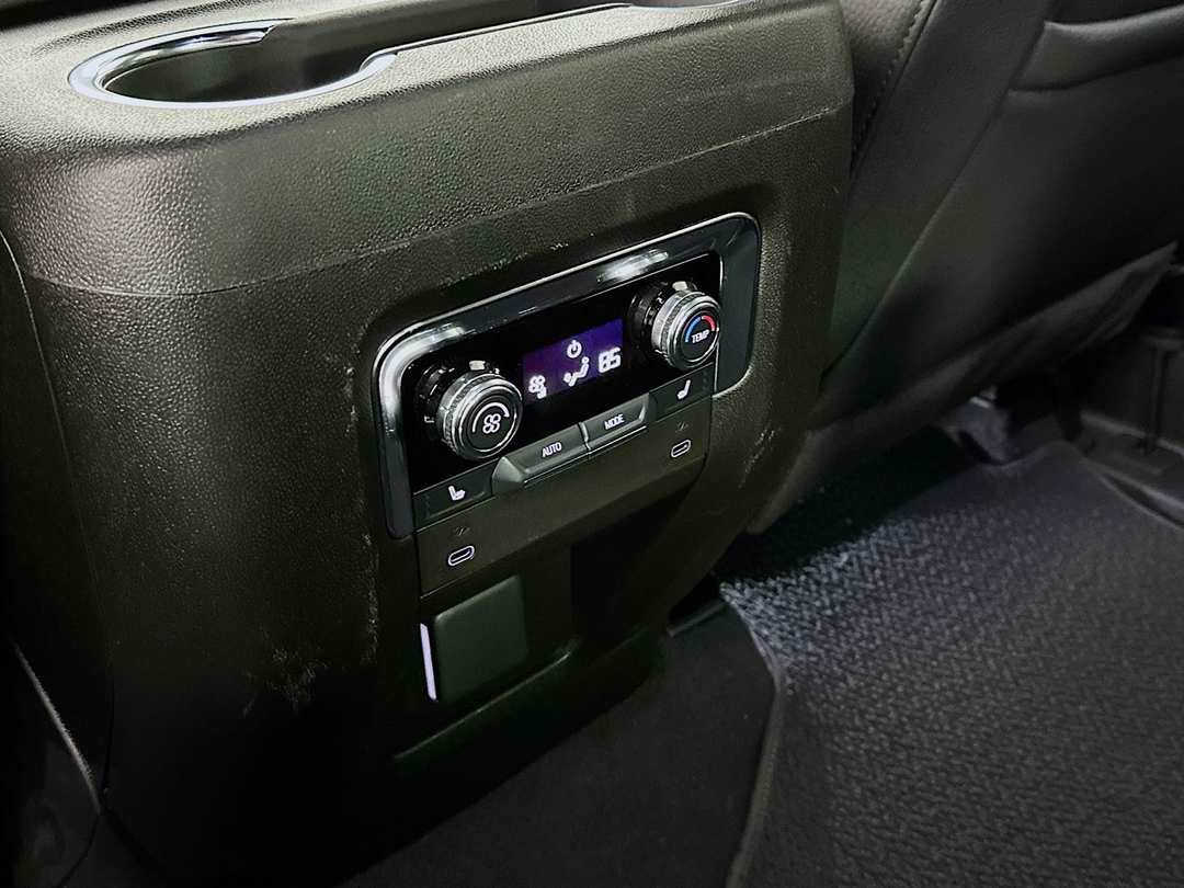 2025 GMC Yukon Denali - Image 27