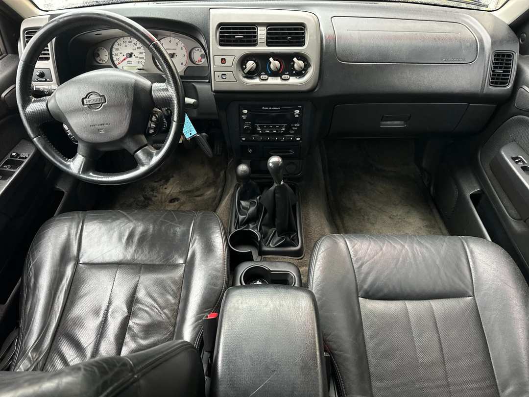 2001 Nissan Frontier SE - Image 12