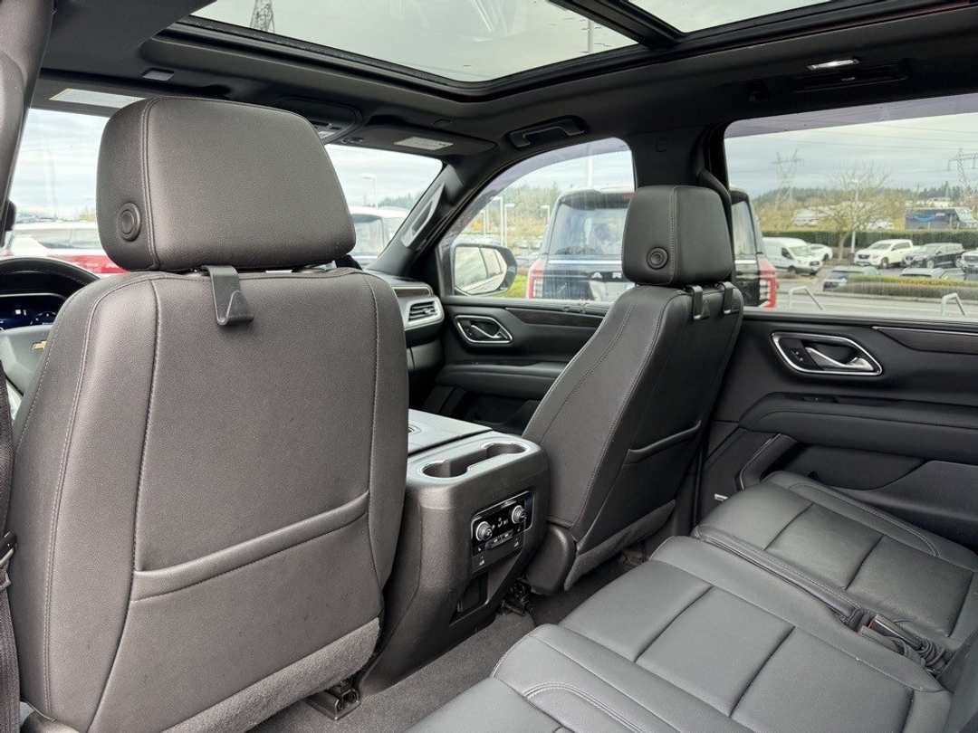 2022 Chevrolet Suburban LT - Image 31