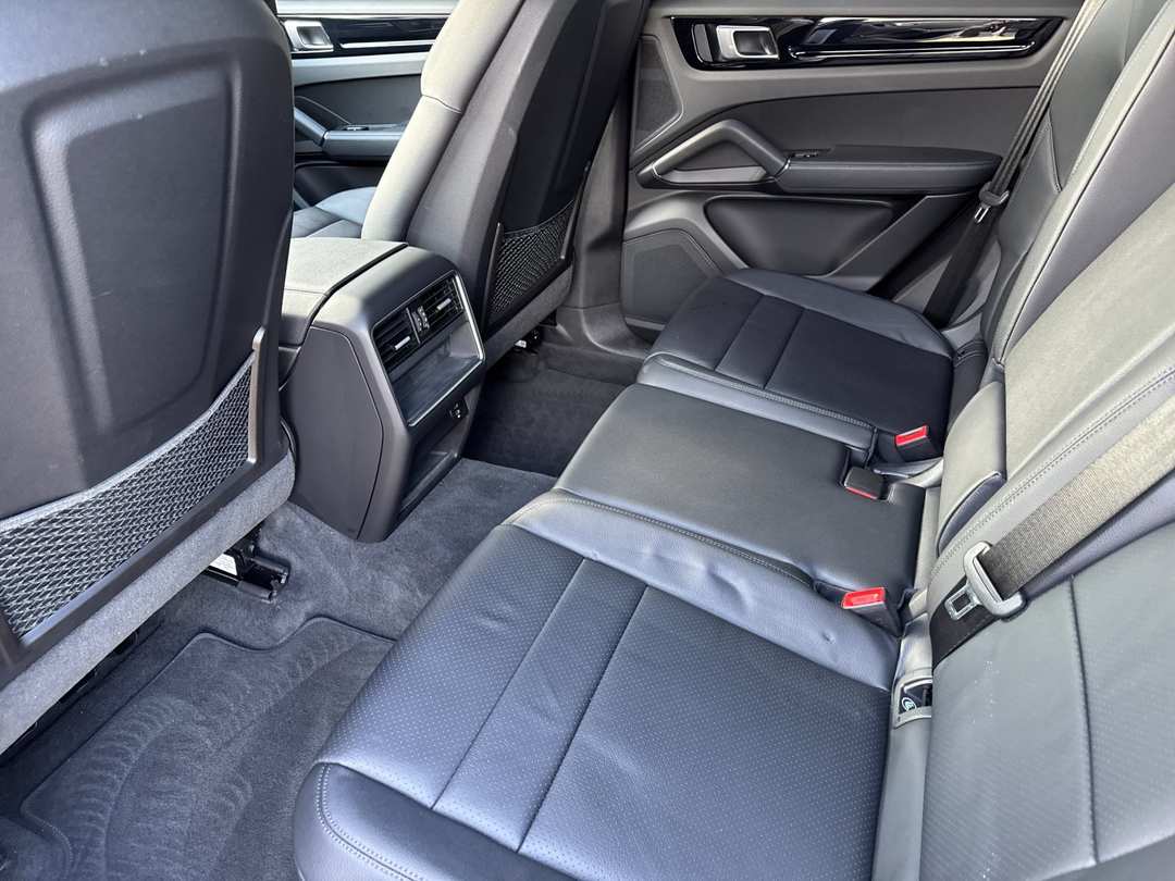 2023 Porsche Cayenne Platinum Edition - Image 11