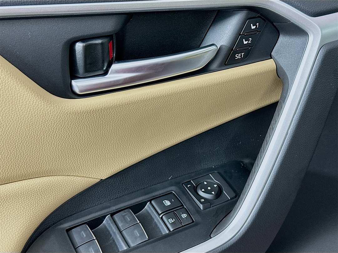 2025 Toyota Rav4 XLE Premium - Image 18