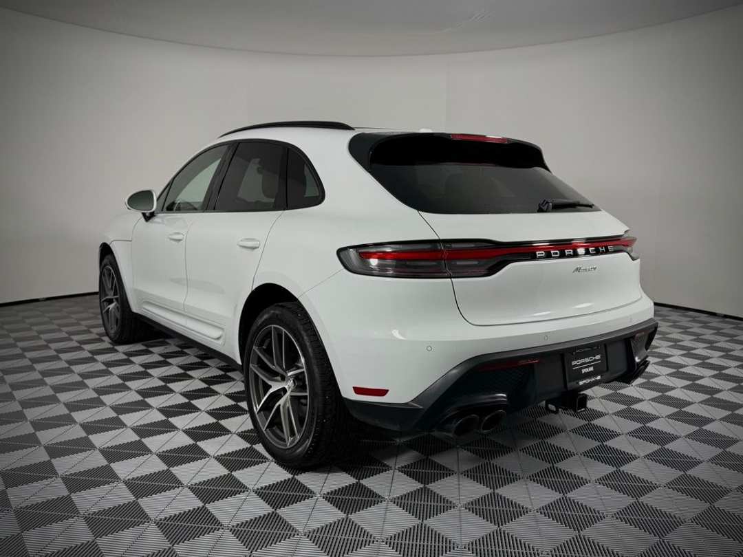 2024 Porsche Macan - Image 3