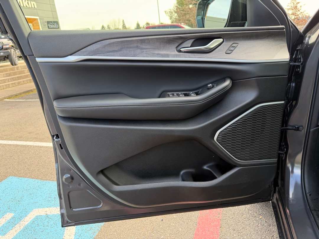 2026 Jeep Grand Cherokee Limited - Image 12