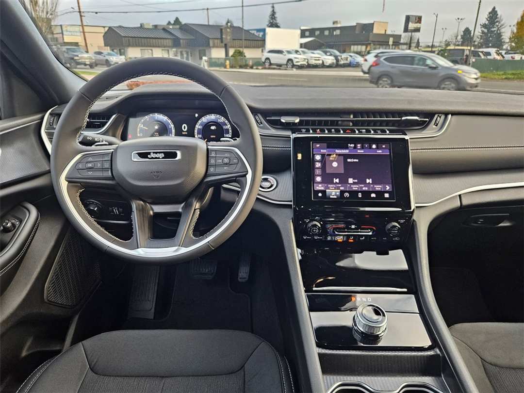 2025 Jeep Grand Cherokee L Laredo - Image 27