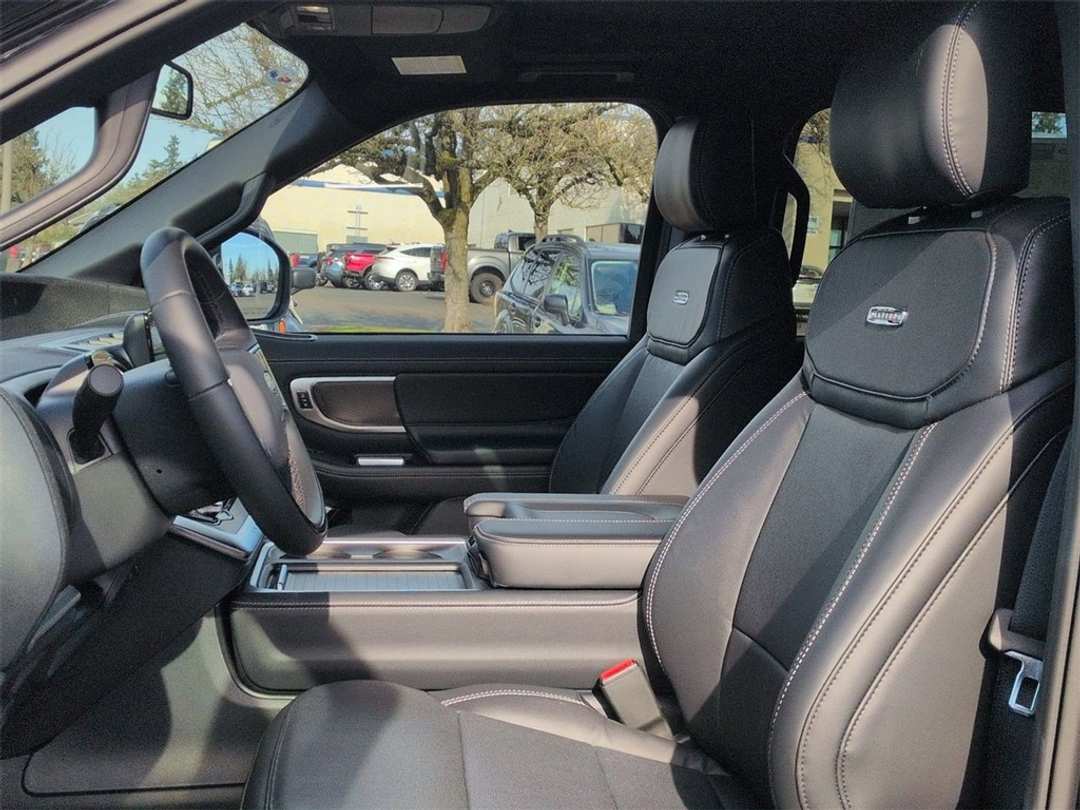 2025 Ford Expedition Platinum - Image 13