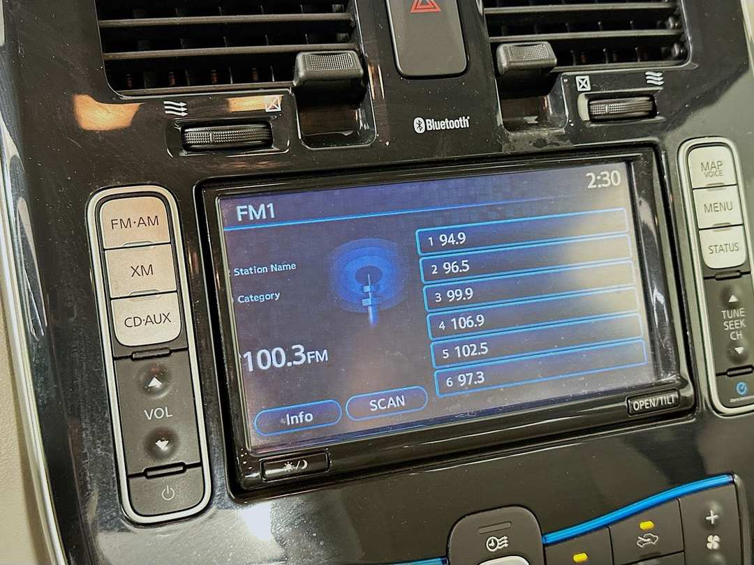 2011 Nissan LEAF SL - Image 16