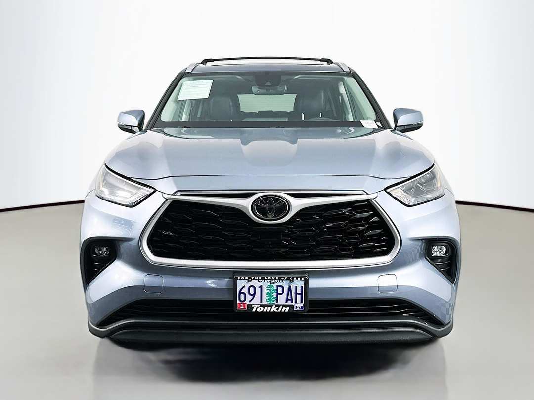 2023 Toyota Highlander XLE - Image 2