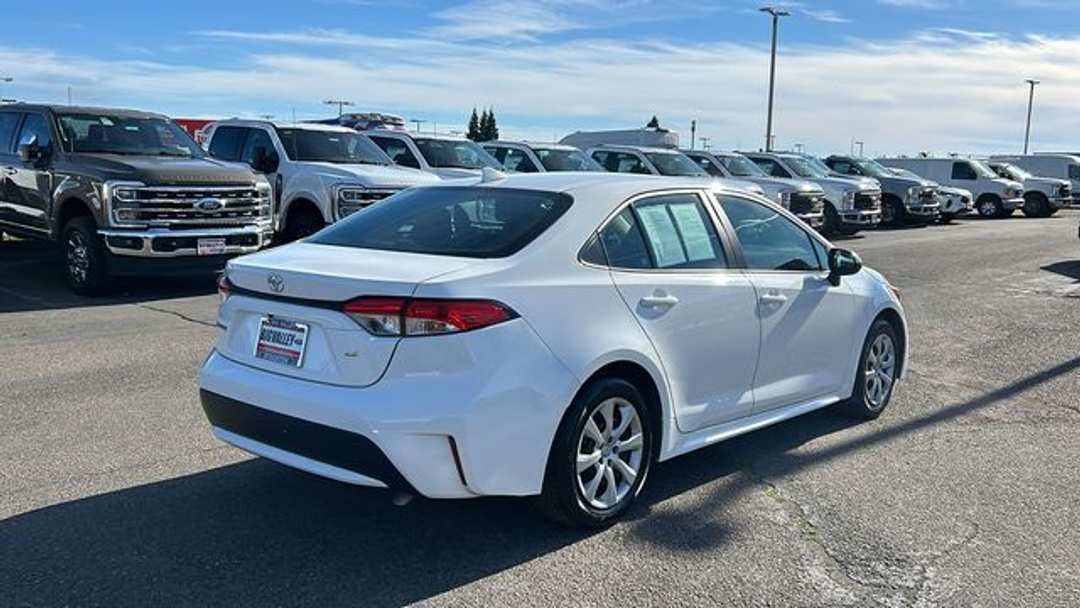 2022 Toyota Corolla LE - Image 3