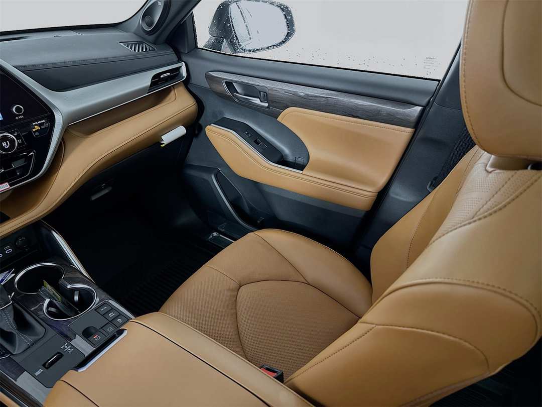 2026 Toyota Highlander Platinum - Image 25