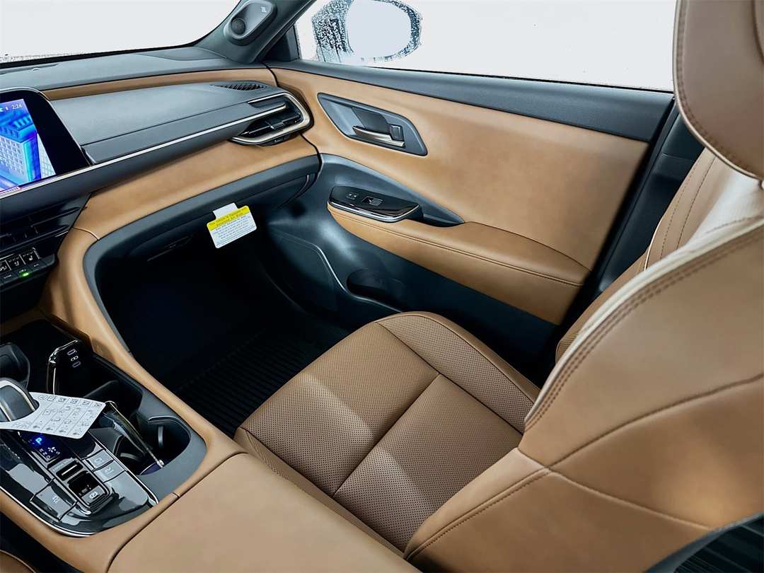 2025 Toyota Crown Signia Limited - Image 25