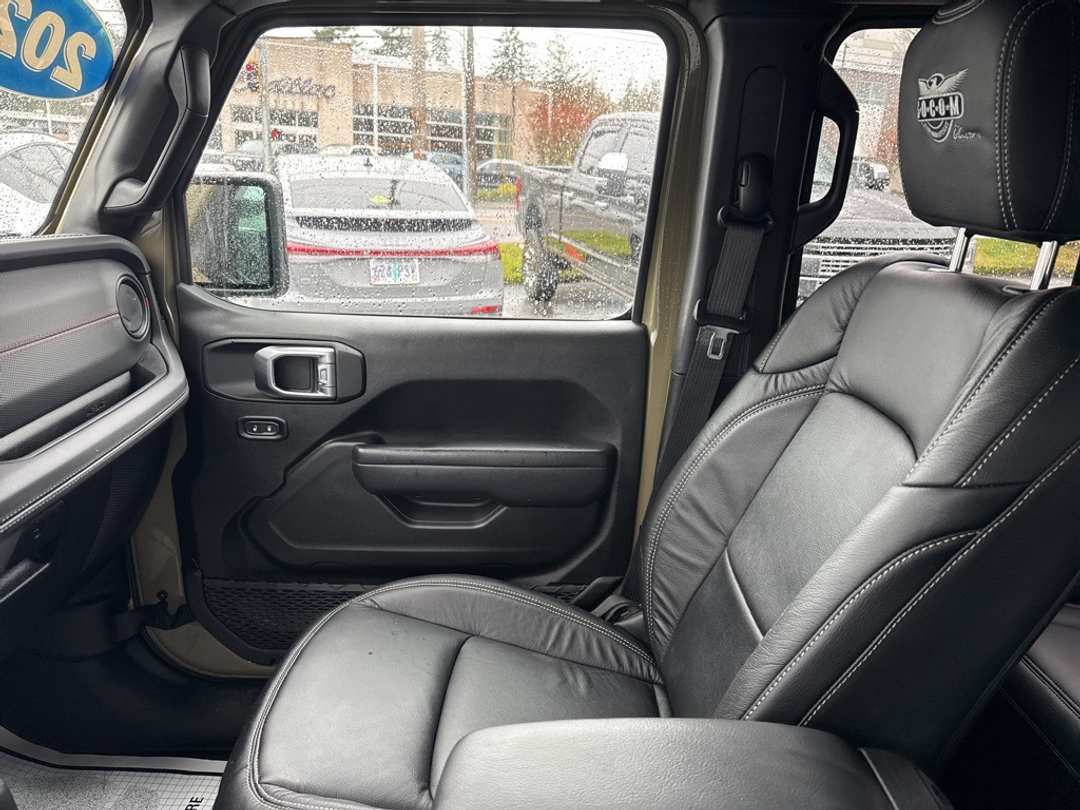 2025 Jeep Wrangler Rubicon - Image 32