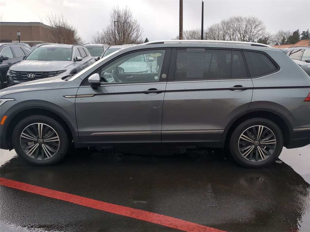 2024 Volkswagen Tiguan 2.0T Wolfsburg Edition - Image 3