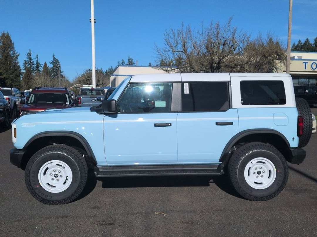 2025 Ford Bronco Heritage Edition - Image 2