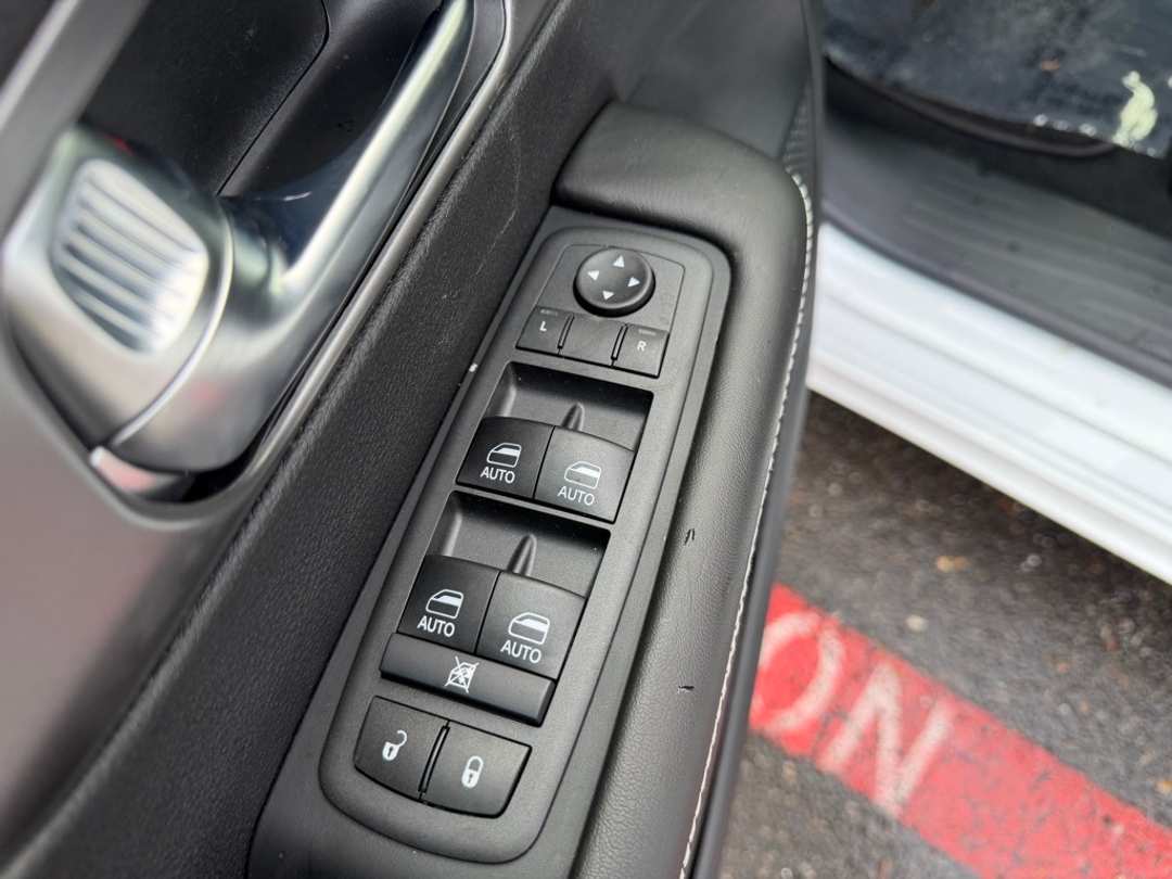 2026 Chrysler Pacifica Select - Image 13