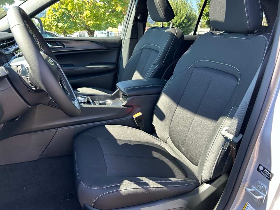 2025 Jeep Grand Cherokee Laredo X - Image 22