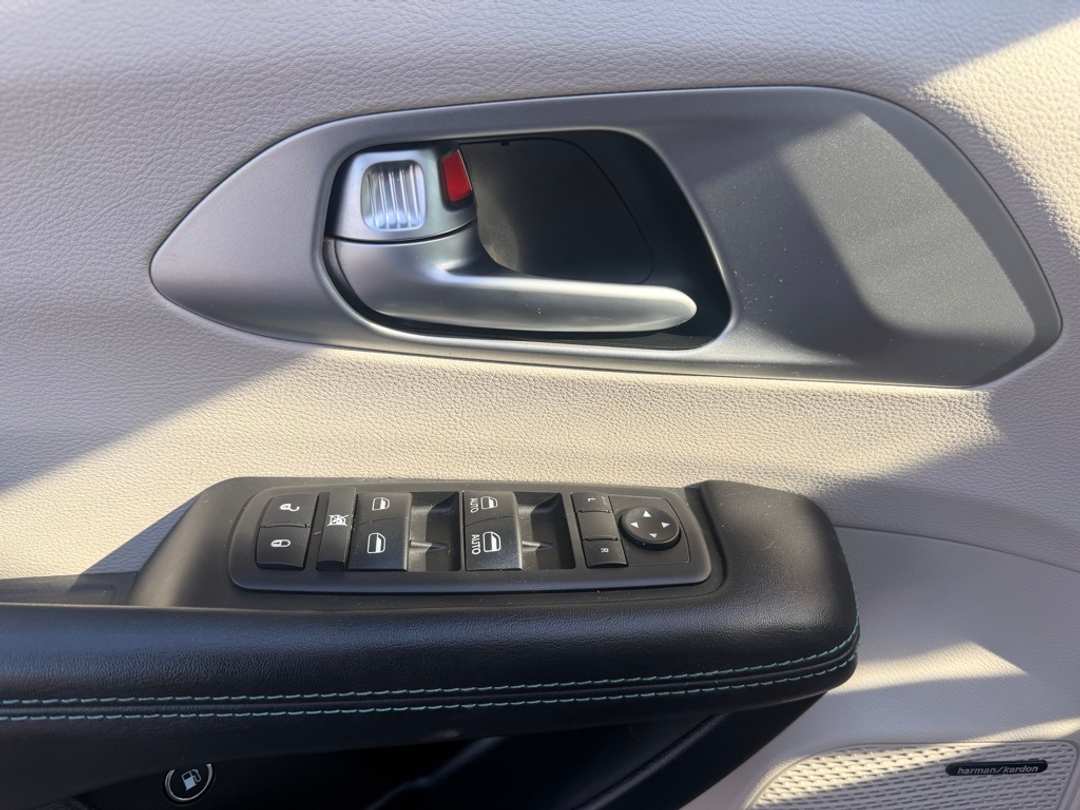 2018 Chrysler Pacifica Limited - Image 13