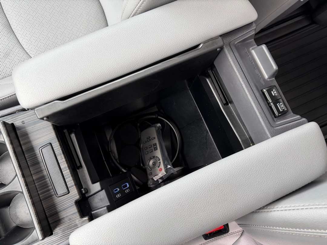 2024 Toyota Sienna Limited - Image 28