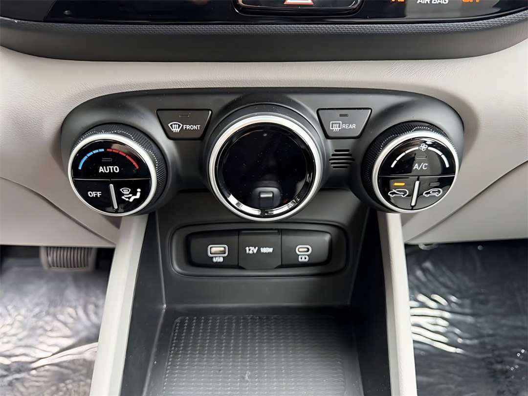 2025 Hyundai Venue SEL - Image 22