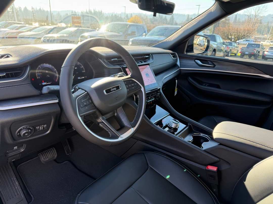 2025 Jeep Grand Cherokee Limited - Image 17
