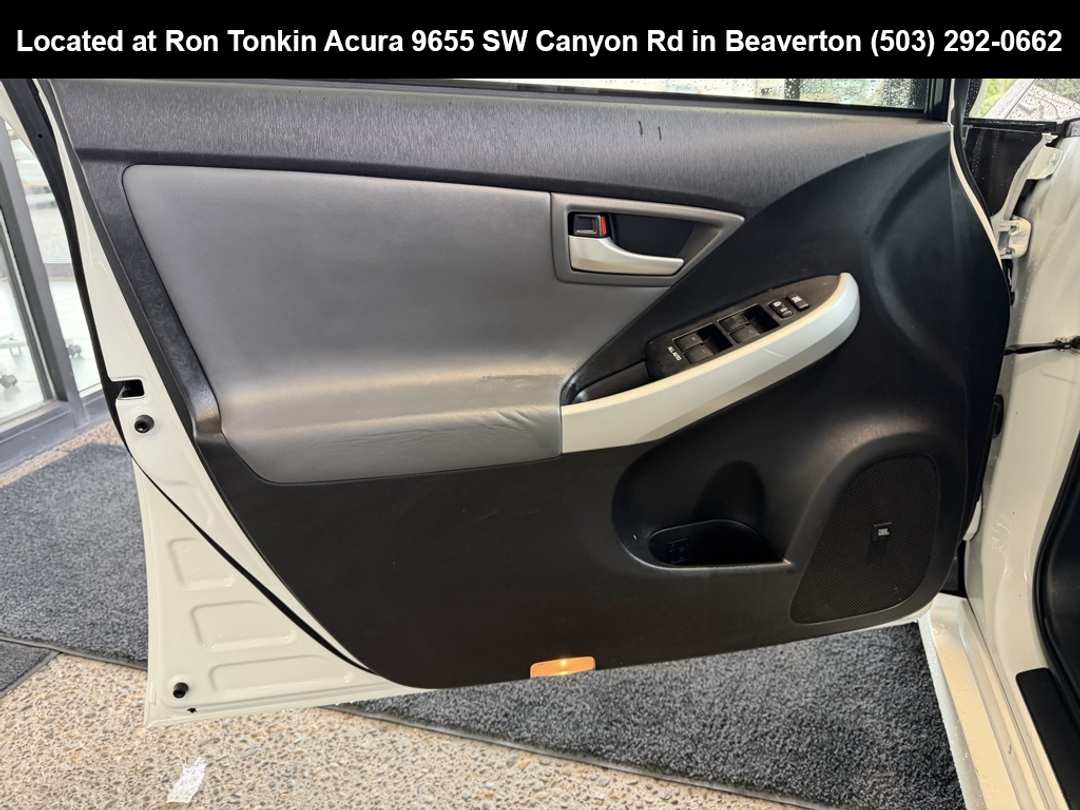 2015 Toyota Prius Advanced - Image 11