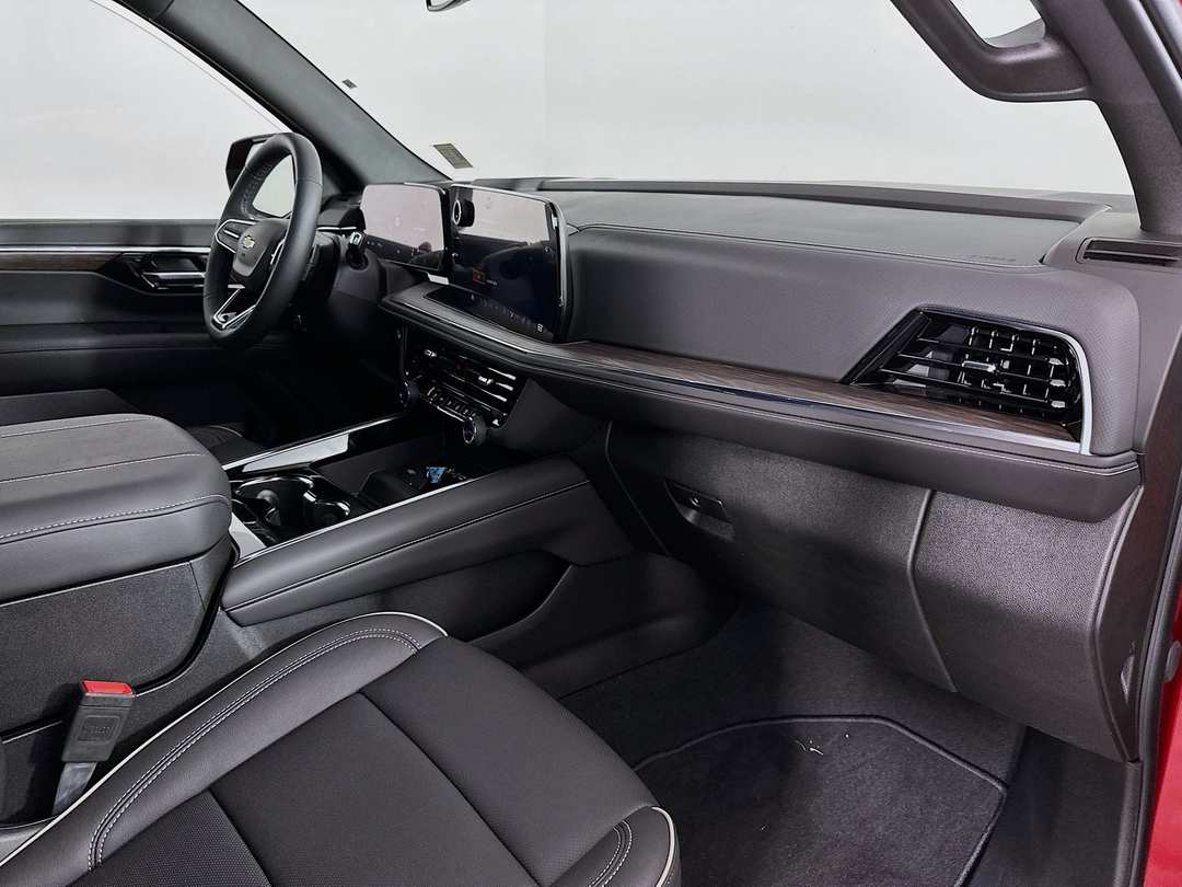 2025 Chevrolet Suburban Premier - Image 32