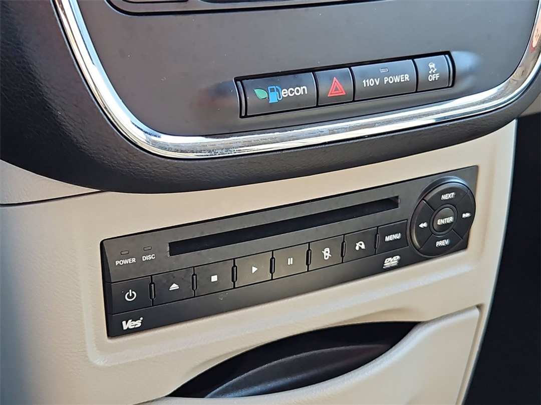 2012 Chrysler Town & Country TouringL - Image 34