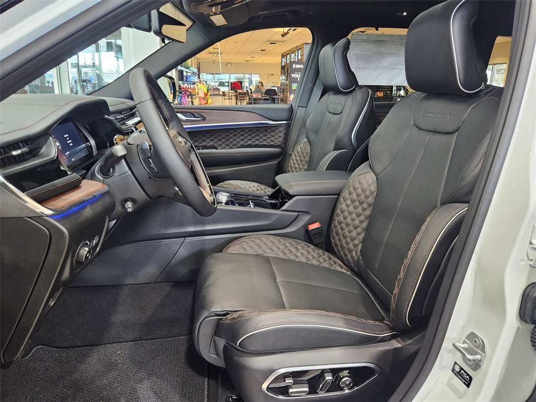 2025 Jeep Grand Cherokee Summit - Image 14