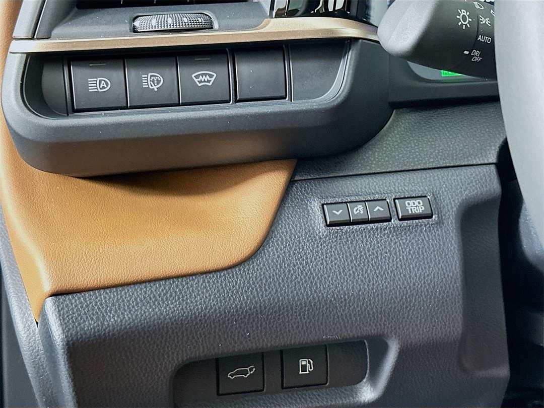 2026 Toyota Crown Signia Limited - Image 10