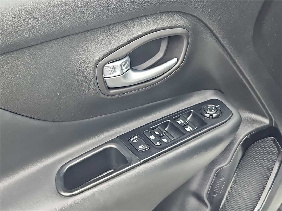 2017 Jeep Renegade Altitude - Image 11