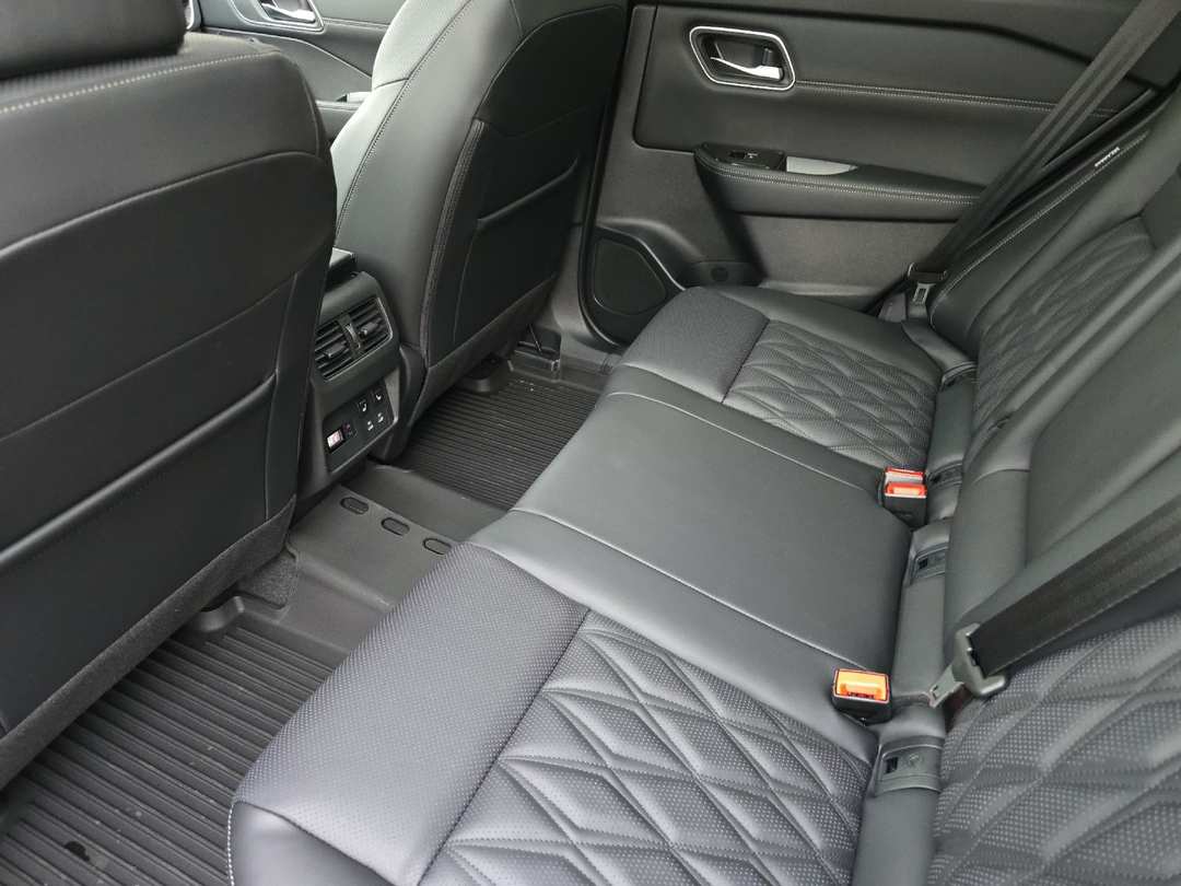 2026 Nissan Rogue Platinum - Image 11