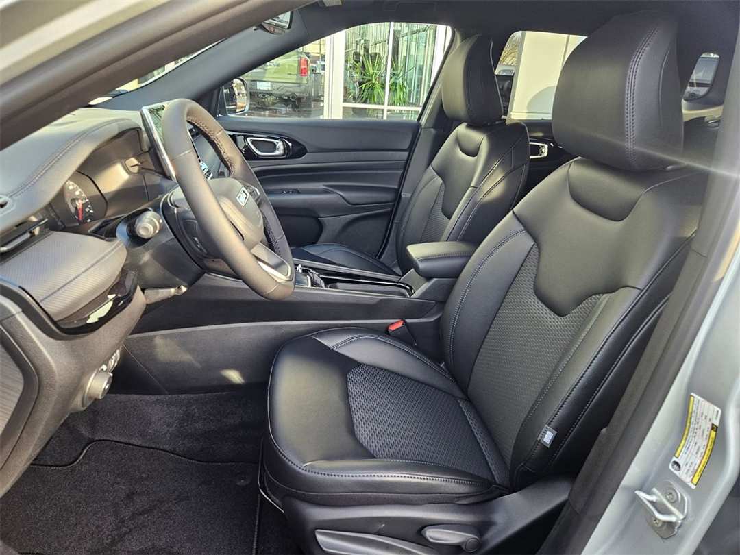 2026 Jeep Compass Latitude - Image 14