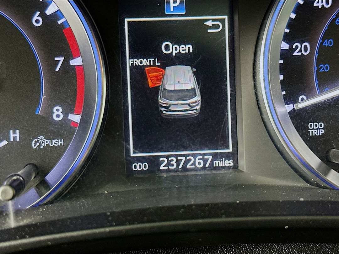 2015 Toyota Highlander XLE V6 - Image 13