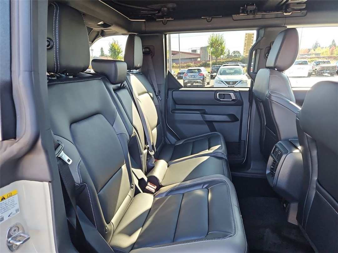 2025 Ford Bronco Outer Banks - Image 30