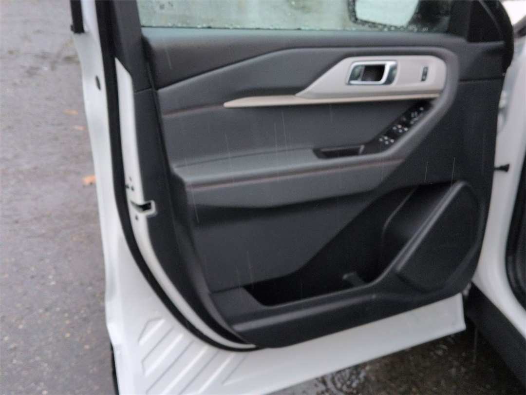 2026 Ford Explorer Active - Image 9