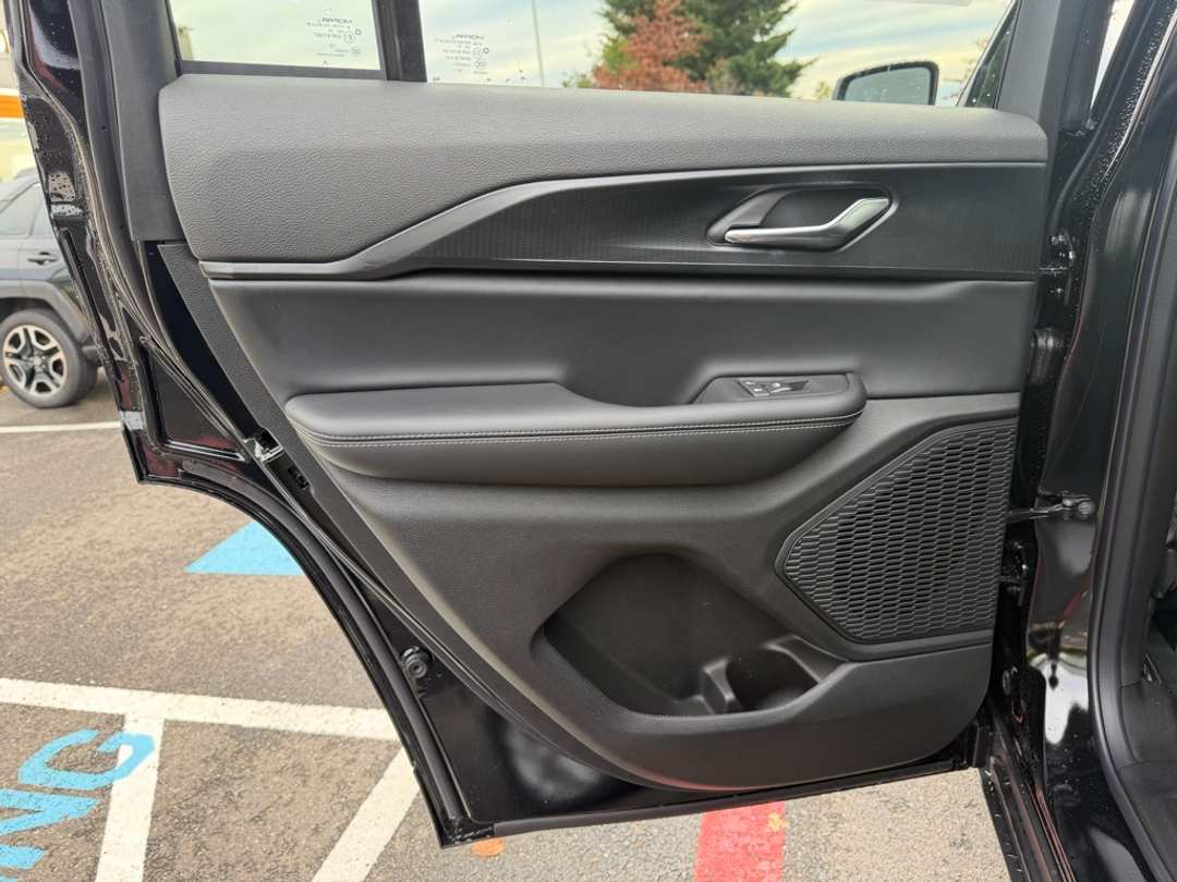 2025 Jeep Grand Cherokee Laredo X - Image 31