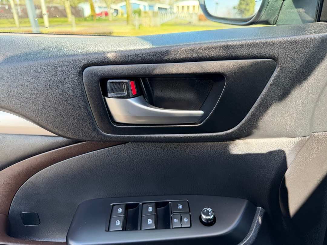 2019 Toyota Highlander XLE - Image 13