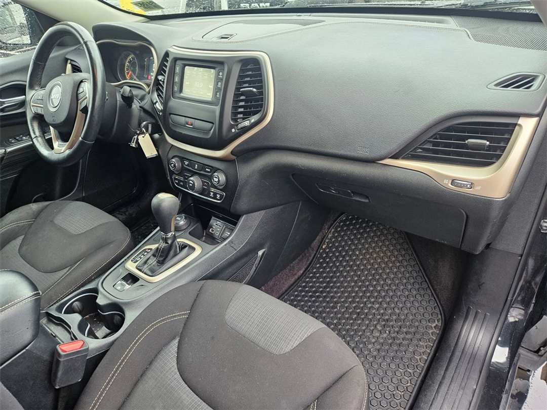 2016 Jeep Cherokee Latitude - Image 35