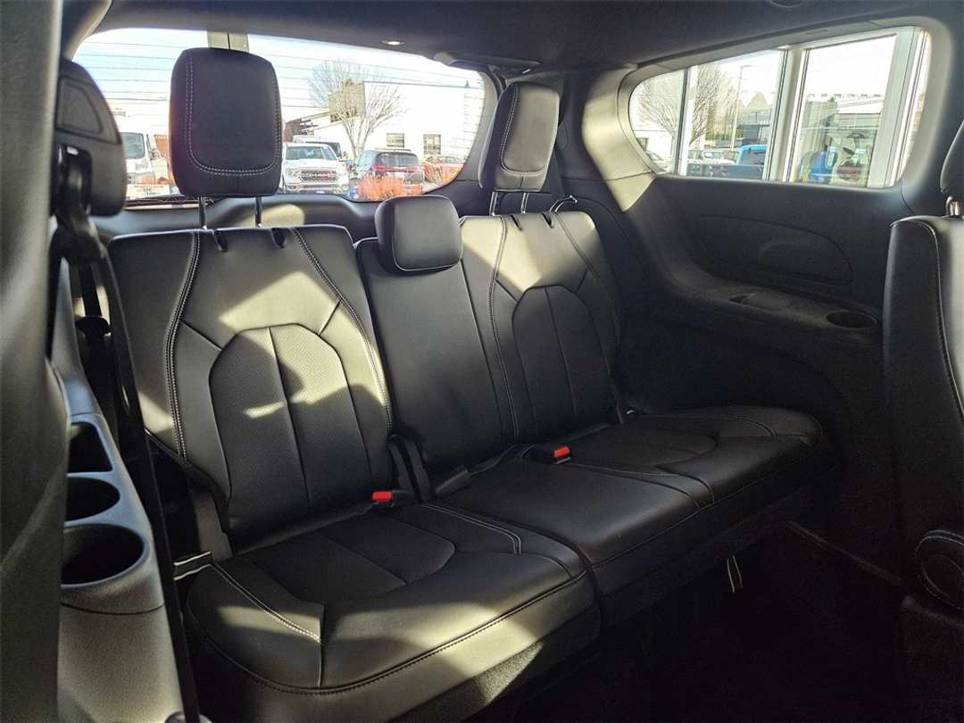 2026 Chrysler Pacifica Select - Image 34